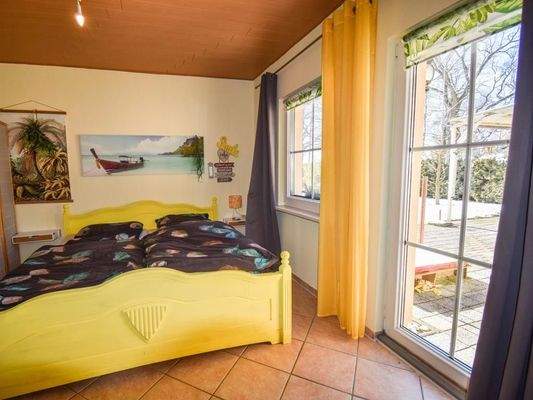 Schlafzimmer mit Zugang zur Terrasse