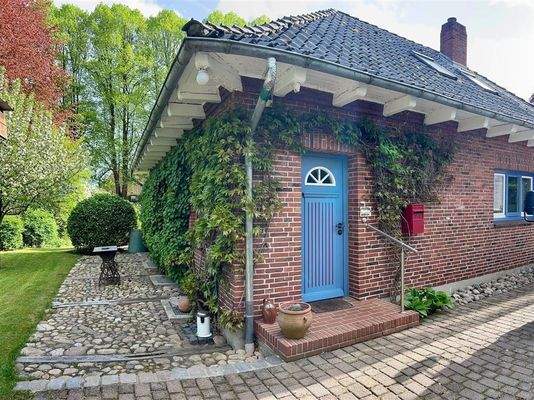 Hauseingang und Terrasse seitlich