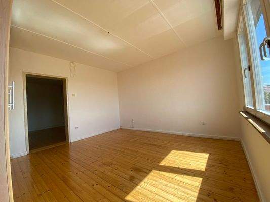 Schlafzimmer EG Richtung Osten, links Tür zum Arbeits-/ Kinderzimmer