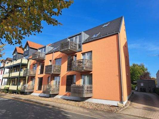 Mehrfamilienhaus Ansicht straßenseitig mit Zufahrt