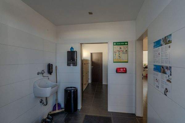 Umkleide- & Duschbereich