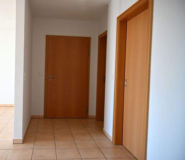 Wohnungseingangstür und offener Flurbereich