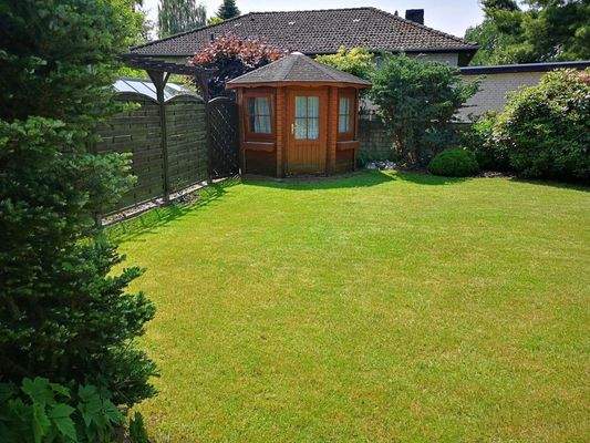 Rasen und Pavillon für Geräte