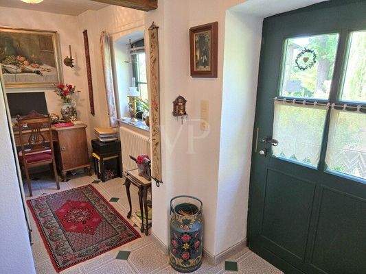 Haupteingang mit kleinem Büro