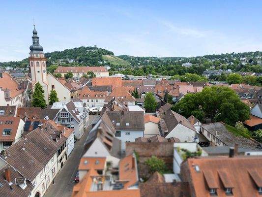 Ausblick auf Durlach mit dem Turmberg und der evangelischen Stadtkirche