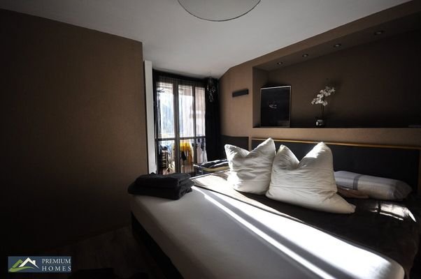Schwaz - großzügiger, eleganter Wohnraum - Lichteinfall Elternschlafzimmer