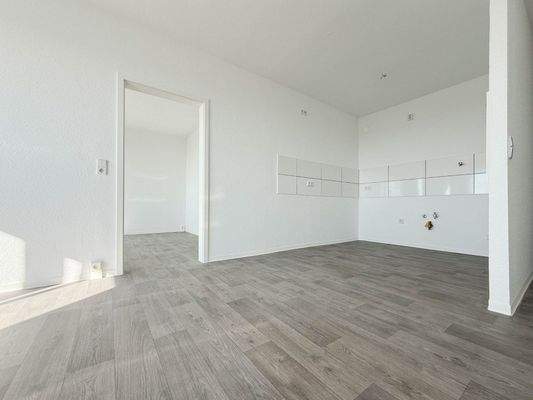 Wohnzimmer mit offener Küche