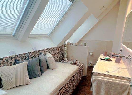 Bad mit Badewanne, Dusche, WC