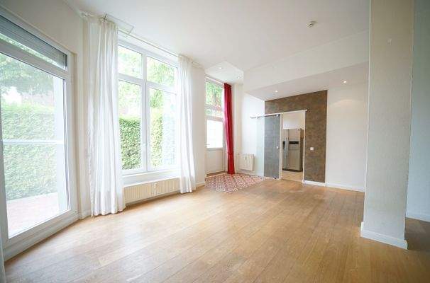 Wohnzimmer mit Blick zum Eingangsbereich