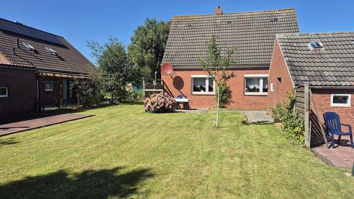 Blick vom Garten auf das Haus