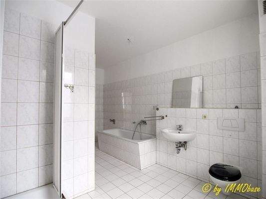 Bad mit Dusche und Wanne