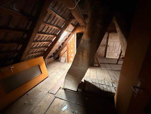 32 Dachboden linke Hälfte