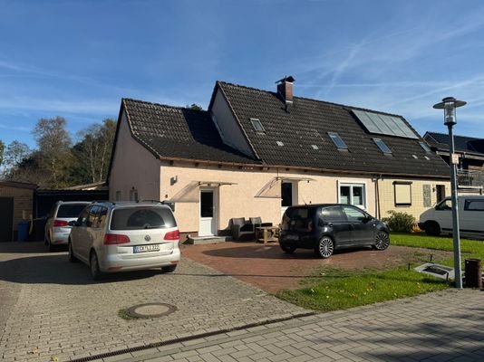 Straßenansicht mit Garage