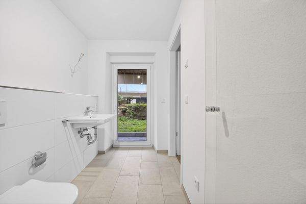 Modernes, barrierefreies Bad mit Dusche und direktem Ausgang