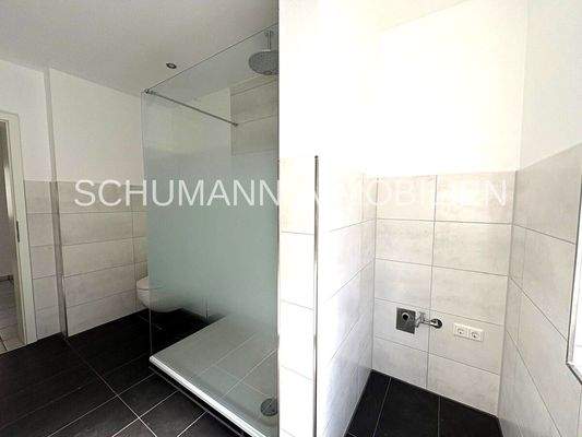 Duschbad mit Waschmaschinenanschluss