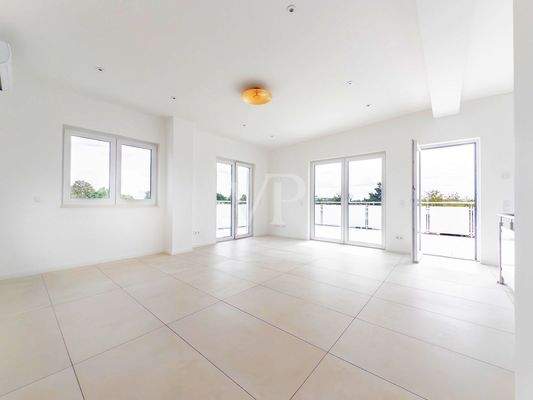 Wohn- und Essbereich mit Zugang zur Dachterrasse