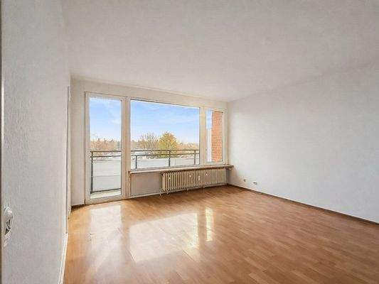 Wohnzimmer mit Balkon