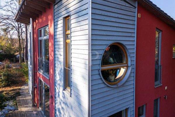 Hausansicht mit Rundfenster