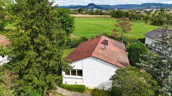 Drohnenaufnahme ins Grüne