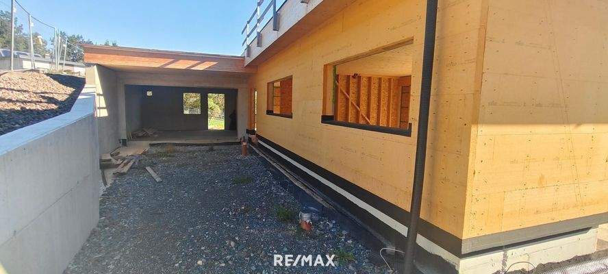 Außenansicht und Doppelgarage