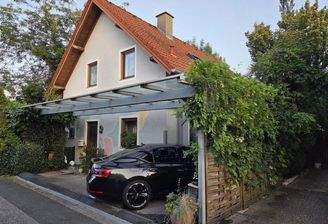 Haus-Frontansicht mit Pergola