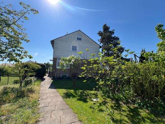 ... und Rückansicht mit viel Grün drum herum!