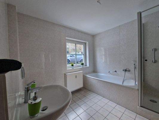 Bad mit Fenster, Badewanne und Dusche