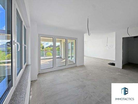 Wohnbereich mit großer Fensterfront