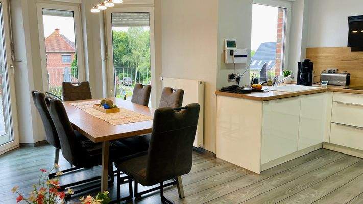 ... sowie Essbereich und Zugang zur Terrasse