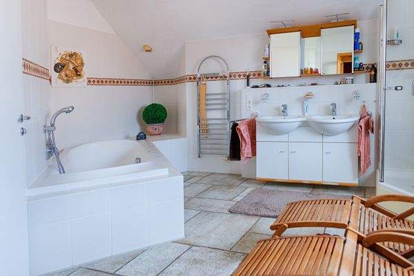 Badezimmer im OG mit Wanne, ...