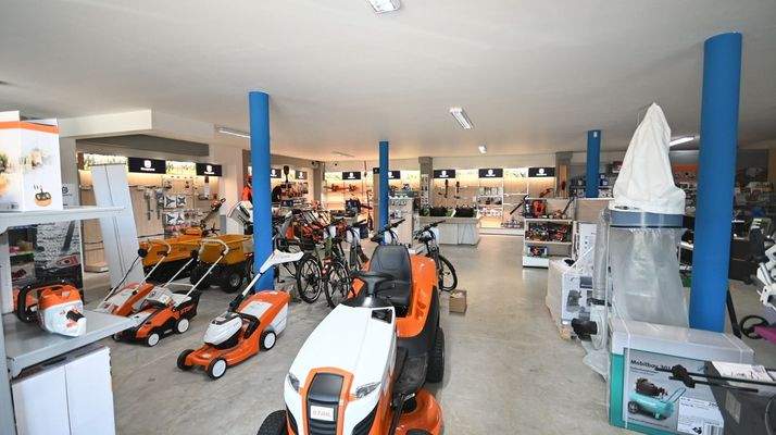 Große Ausstellungs- und Verkaufsfläche