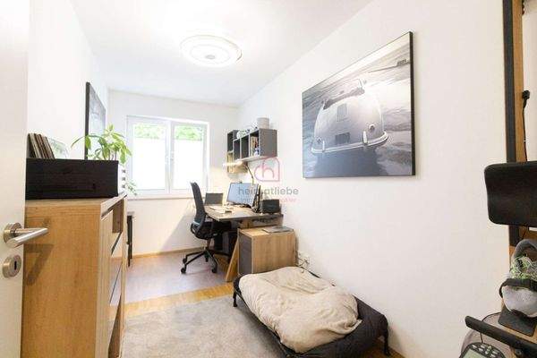 Arbeitszimmer mit viel Licht