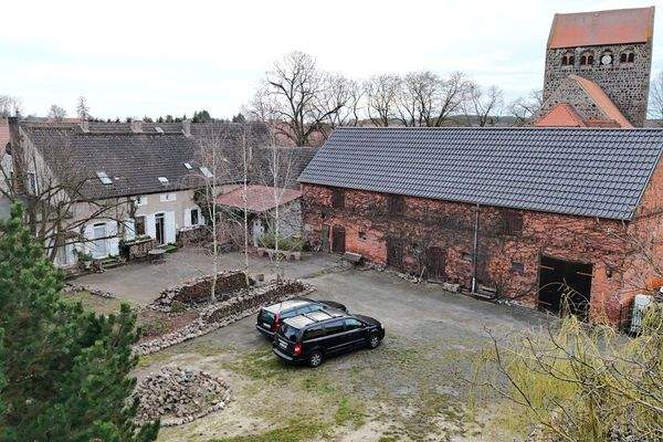 großes Grundstück mit Wohnhaus und Scheune