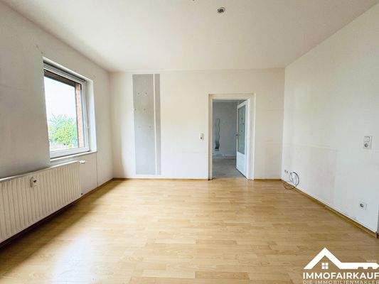 Wohnzimmer mit Durchgang