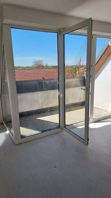 Wohnzimmer mit Balkon