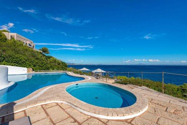 Salzwasserpool mit Meerblick