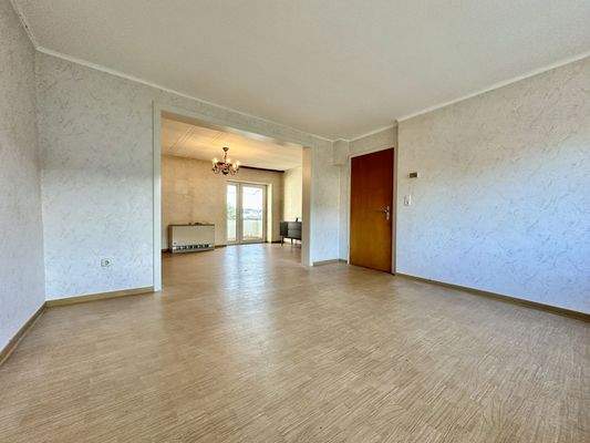 Schlafzimmer mit Ankleidebereich/Zugang zum Balkon