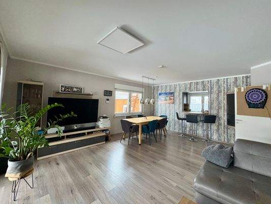 Essplatz mit Durchreiche zur Küche