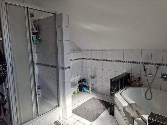 Bad mit Dusche und Wanne.jpg