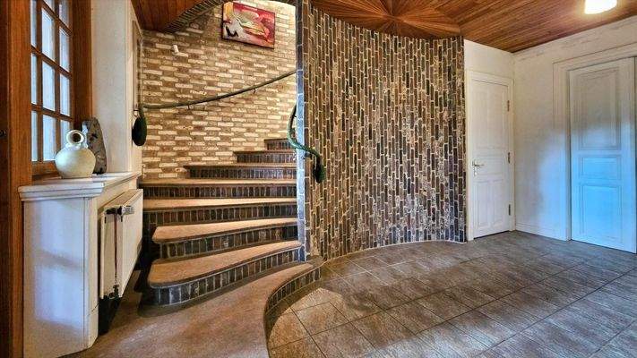 EG-Diele mit Treppe zum Oberg.