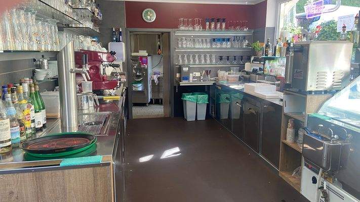 hinter der Theke.JPEG