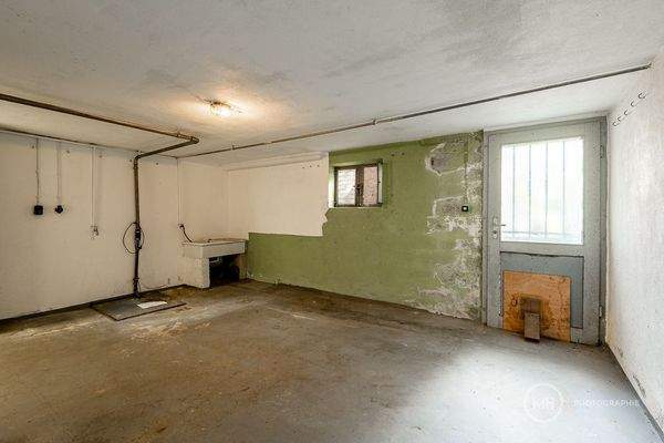 Waschraum mit Zugang zum Garten