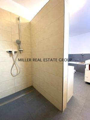 Badezimmer mit Fenster