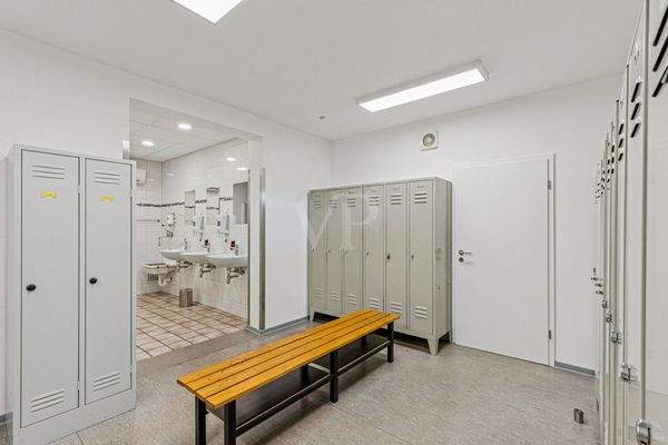 Mitarbeiterumkleide mit Waschraum und Duschbad