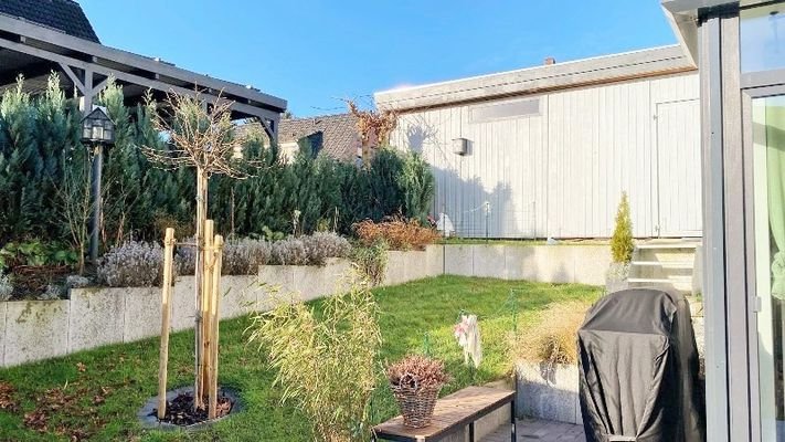 Gartenansicht, Zugang zum Carport.JPG
