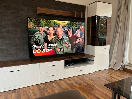 moderne Schrankwand mit 60-Zoll -TV