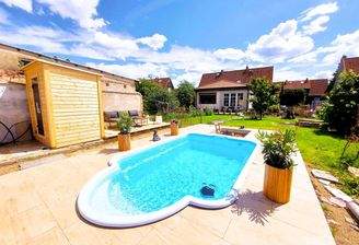 Blick Richtung Pool und Saunahaus