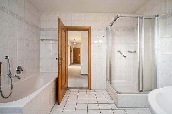 Bad mit Wanne und Dusche