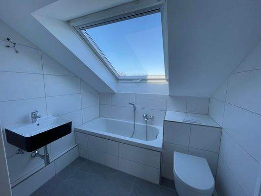...das Bad im 2 OG mit Wanne