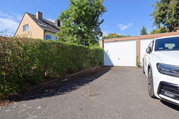 Garage mit Stellplatz